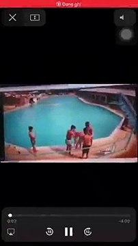 Nam thanh niên suýt chết trong bể bơi vì bị bạn bè đùa nghịch