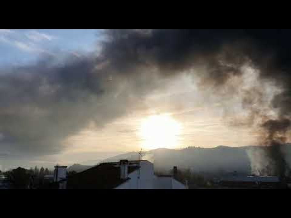 INCENDI A MONTORNÈS | Paisatge de fum i cendra per l'incendi en una planta de reciclatge