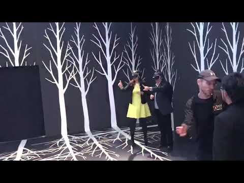 El president Torra i Laura Borràs proven l'experiència 3D a l'exposició de Lluís Llach