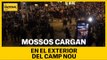 MOSSOS CARGAN EN EL EXTERIOR DEL CAMP NOU