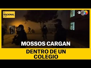 MOSSOS CARGAN DENTRO DE UN COLEGIO JUNTO AL CAMP NOU