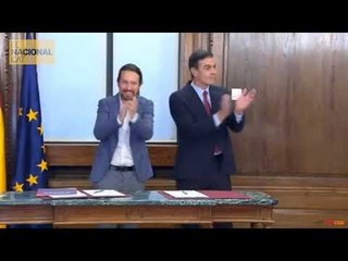 L'abraçada entre Pedro Sánchez i Pablo Iglesias després de signar el pacte