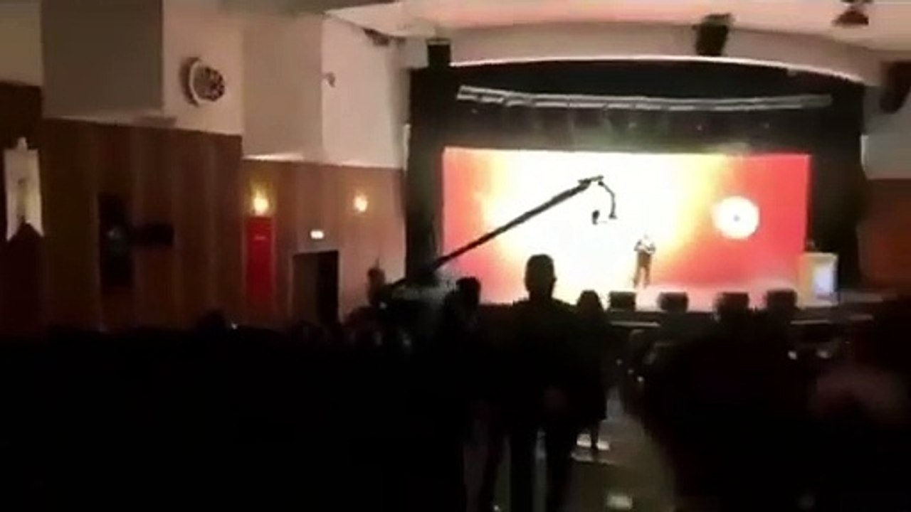 Sunucunun "Geçen yıl bölüm başı 120 bin TL aldı" demesi üzerine Kerem Bürsin salonu terk etti