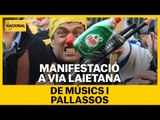 INVESTIDURA SÁNCHEZ | Pallassos i músics es manifesten a Via Laietana
