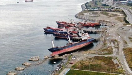 Kartal'da rıhtıma bağlı olan kuru yük gemisi yan yattı