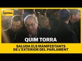 QUIM TORRA saluda els manifestants que han seguit el ple a les portes del Parlament