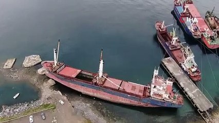 Rıhtıma bağlı olan kuru yük gemisi yan yattı
