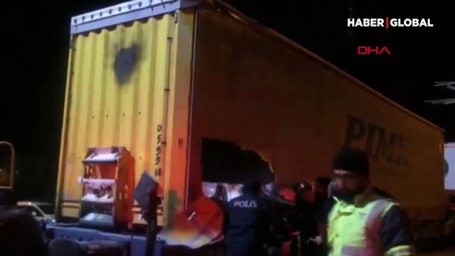 Gizlice trene binmek isteyen 2 Suriyeli elektrik akımına kapıldı