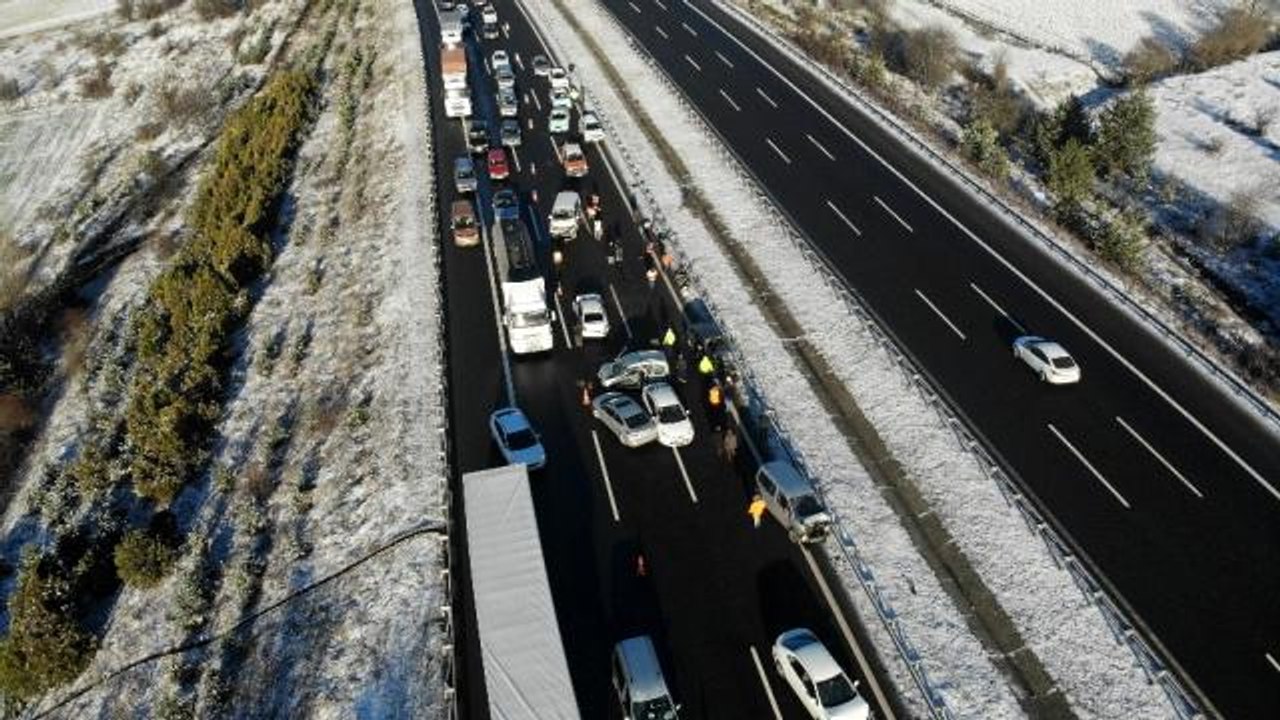 TEM'de 9 aracın karıştığı zincirleme kaza: 4 yaralı