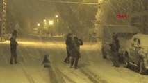Ardahan'da kar yağışı etkili oldu, leylekler kar altında kaldı