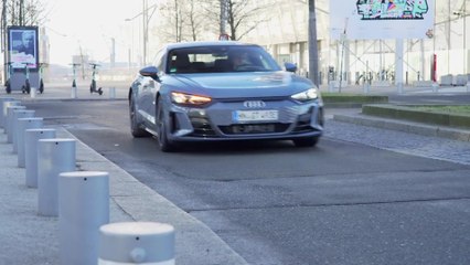 Audi e-tron GT in Kemora Grey Driving in the city