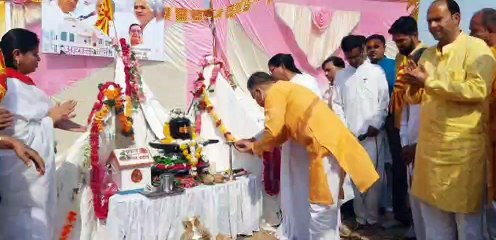 ब्रह्माकुमारी ईश्वरीय विश्वविद्यालय की झांकी में पहुंचे मंत्री परमार