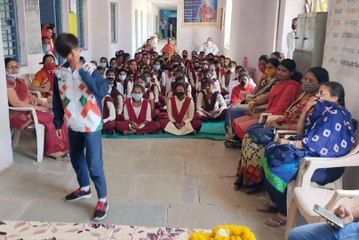 कन्या उच्चतर माध्यमिक विद्यालय में छात्राओं को दिया जा रहा मार्शल आर्ट का प्रशिक्षण