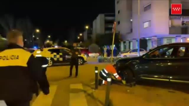 Tres personas heridas después de que un coche se estrellara contra la terraza de un bar en Majadahonda