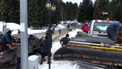 Karlı kış gününde yaban hayvanları böyle yemlendi