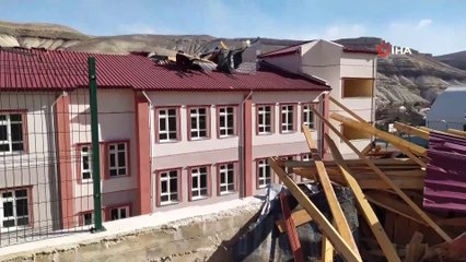Sivas’ta şiddetli rüzgar okulun çatısını uçurdu