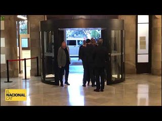 Bassa entra al Parlament entre aplaudiments