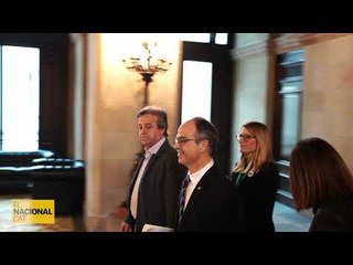 IUTUBER | Junqueras surt de la sala de grups i Turull hi arriba