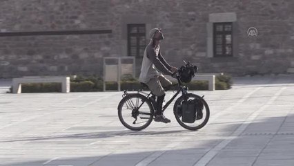 Bisikletiyle dünya turuna çıkan Fransız seyyah, bisiklet tramvayına hayran kaldı
