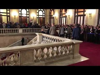 Els presos abandonen el Parlament després de la comissió del 155