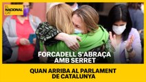 Carme Forcadell arriba al Parlament de Catalunya i s'abraça amb Meritxell Serret