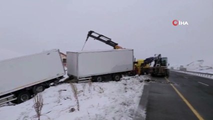 下载视频: Ağrı İpek geçidi bölgesinde buzlanma nedeniyle çok sayıda aracın karıştığı kaza meydana geldi. Olay yerine polis ve sağlık ekipleri sevk edilirken yaralıların olduğu öğrenildi.