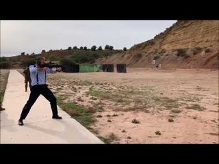 Javier Ortega Smith disparando un G36