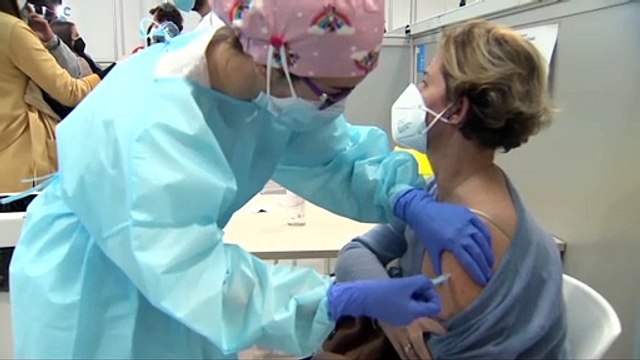 AstraZeneca dice que no hay pruebas de que su vacuna aumente riesgo de coágulos