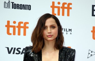 Ana De Armas ne savait pas se maquiller étant plus jeune