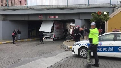 Ekipler harekete geçti, sıkışan aracı zıplaya zıplaya kurtardılar