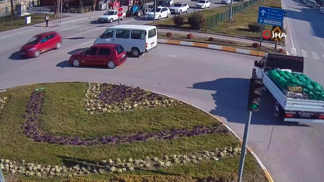 Trafikteki ilginç kazalar KGYS kameralarına yansıdı