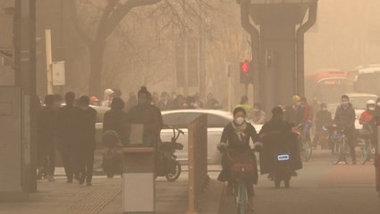 Smog causes orange skies over Beijing
