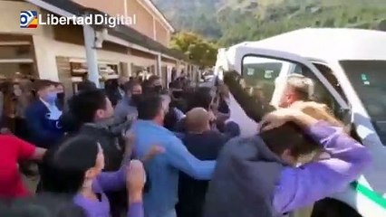 Manifestantes violentos atacan el vehículo del presidente de Argentina en Chubut