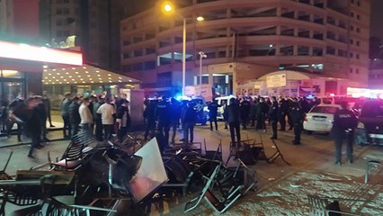 Adana'nın ünlü şırdancısı denetime sinirlendi, masaları yola fırlattı