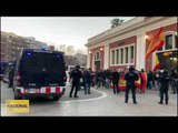 Imatges de les dues manifestacions a la Meridiana