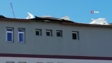 Sincik'te kaymakamlık çatısı ve okulunun çatısı uçtu