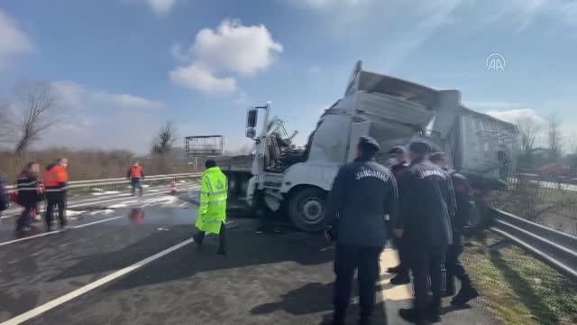 Anadolu Otoyolu'nda iki tırın çarpıştığı kaza ulaşımı aksattı