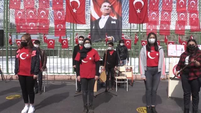 Özel öğrenciler işaret dili ile İstiklal Marşı'nı okudu