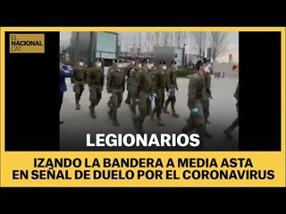 Caballeros Legionarios de la Brigada Paracaidista, izando la bandera a media asta por el coronavirus