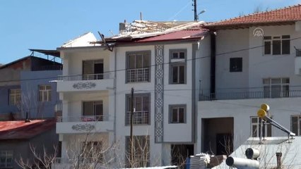 Keban'da fırtına binaların çatılarını uçurdu