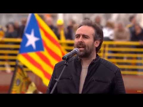 Lluís Llach, Gérard Jacquet i Roger Mas canten a capella a Perpinyà