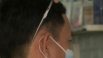 Cortar el pelo a una mano