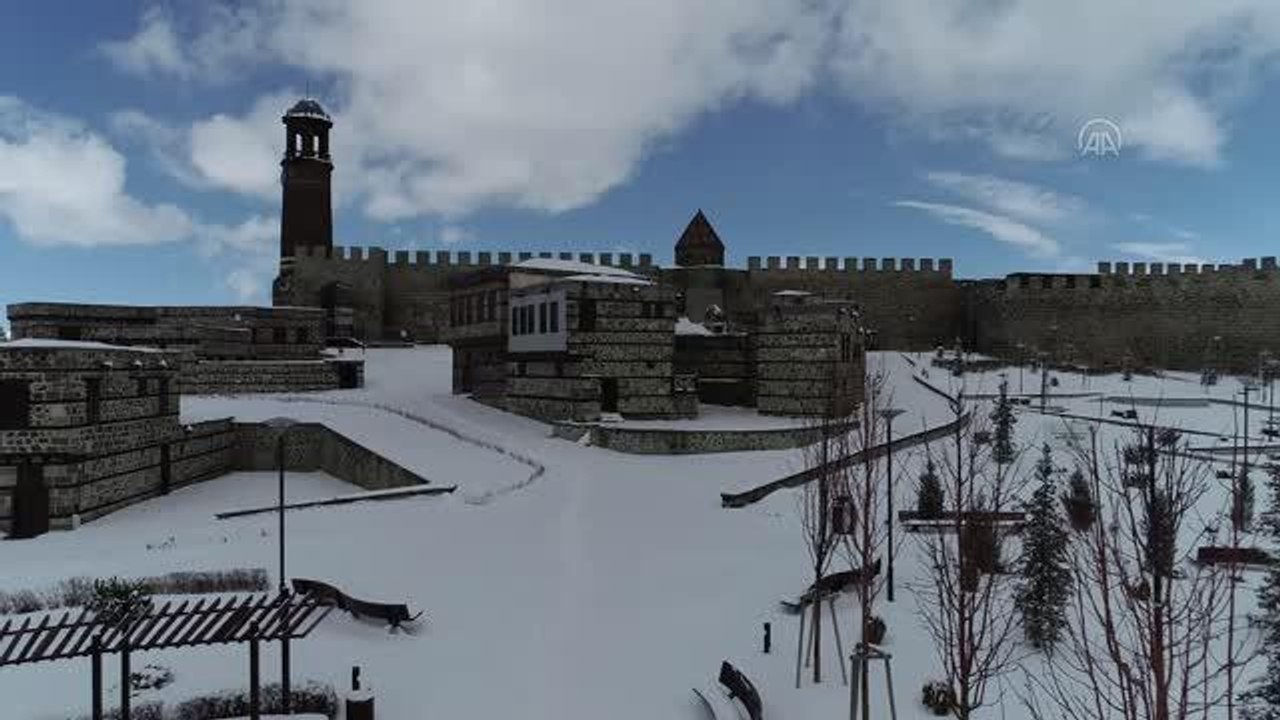 İlkbaharda yağan kar "Erzurum 11 ay beyaz, 1 ay ayaz, gerisi de yaz gardaş yaz" dedirtti