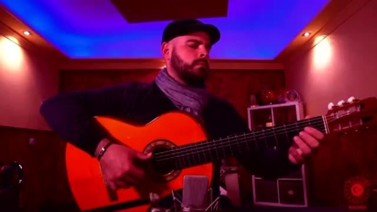 İspanyol flamenko sanatçısı gitarıyla İstiklal Marşı'nı çaldı