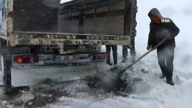 Erciş’te kar ve tipide mahsur kalanlar kurtarıldı