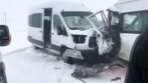 Tatvan'da 2 minibüsün çarpışması sonucu 17 kişi yaralandı