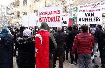 Son Dakika | Vanlı anneler evlatları için HDP il binasına yürüdü