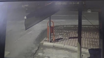 4 kişinin yaralandığı trafik kazası güvenlik kamerasına yansıdı
