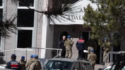 Oğluyla kavga ettiği iddiasıyla 2 öğrenciyi silahla öldüren zanlı adliyeye sevk edildi
