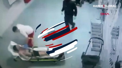 İnsanlık dışı hareket! Sedyeye bağlı Suriyeliyi dövdü